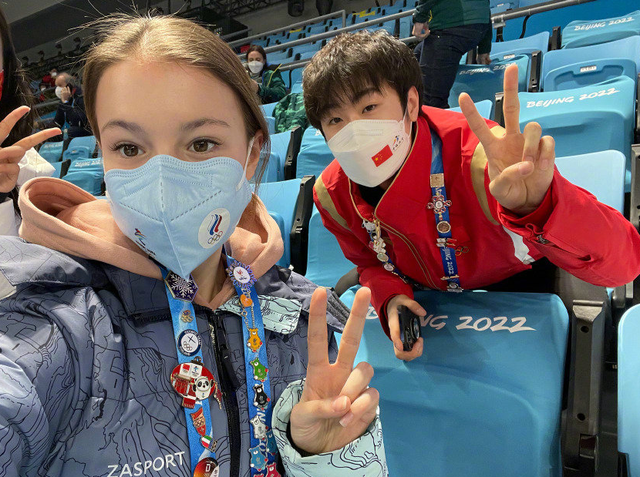 有爱互动花滑天才少女与金博洋台下合影对着镜头比耶不要太美