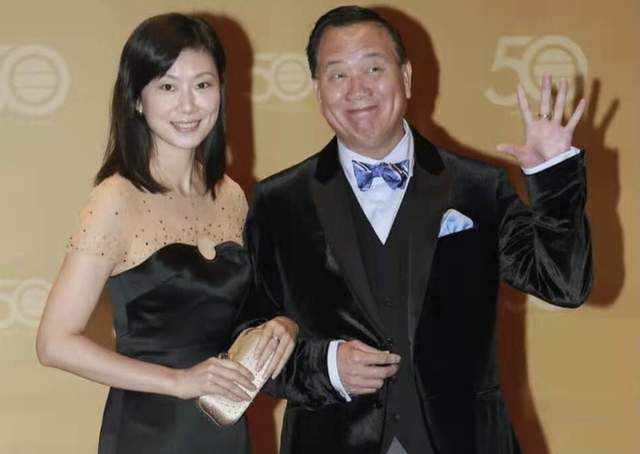 64岁万梓良近况曝光!带二婚妻子拍结婚照,小16岁河南媳妇排面大-cw资