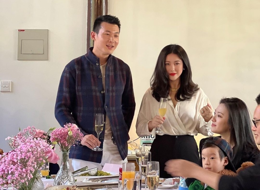 朱珠老公晒父女同框女儿嘴馋紧盯爸爸王昀佳喝咖啡不忘帮拿奶嘴