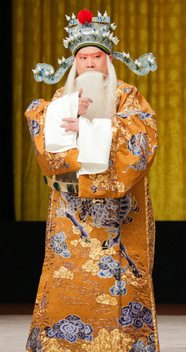 一件蟒袍已经说明,德云社以后只能姓郭,不可能是徒弟|郭德纲|德云社