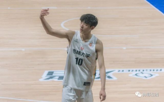 体重88kg,身高199cm,辽宁沈阳人,出生于1999年,这位小哥哥就是@温佳龙