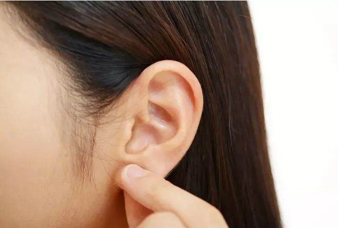 捏揉耳垂:拇指放在耳垂后面,食指放在耳垂前面,捏住耳垂揉动,可捏揉50