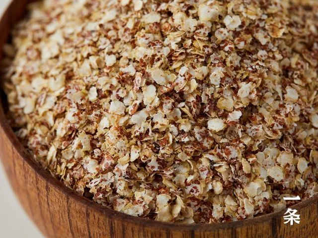 当地海拔高,温差大,光照充足,灌溉水源丰富,生长出来的藜麦颗大饱满