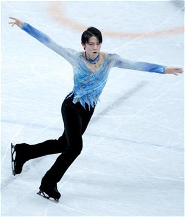花滑顶流羽生结弦蓝色羽衣亮相现场女记者不自觉为他的表演倾倒