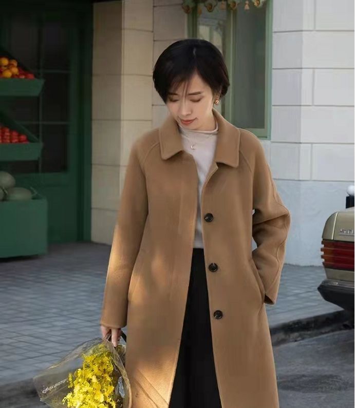 这套毛呢大衣的设计采用的是复古的小方领,自带一种少女感,,有一种