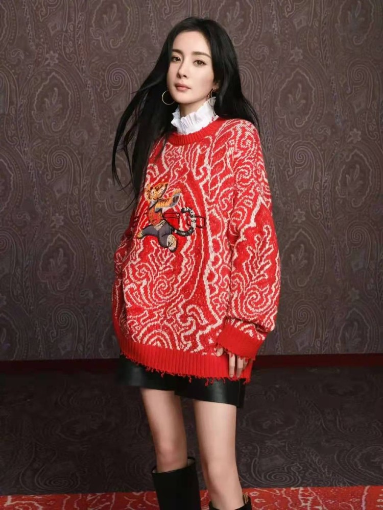 还是"杨幂"的穿搭最养眼,黑色毛衣搭"大腿袜",时髦又洋气插图10