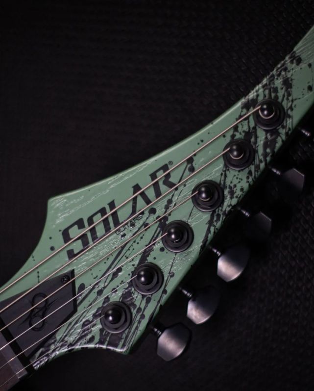 琴体:沼泽梣木琴颈:枫木指板:乌木琴颈连接:一体式插接拾音器:duncan