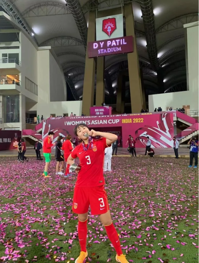 王晓雪队员向中国国家女子足球队泰州市委,市政府2月7日中国女足凯旋