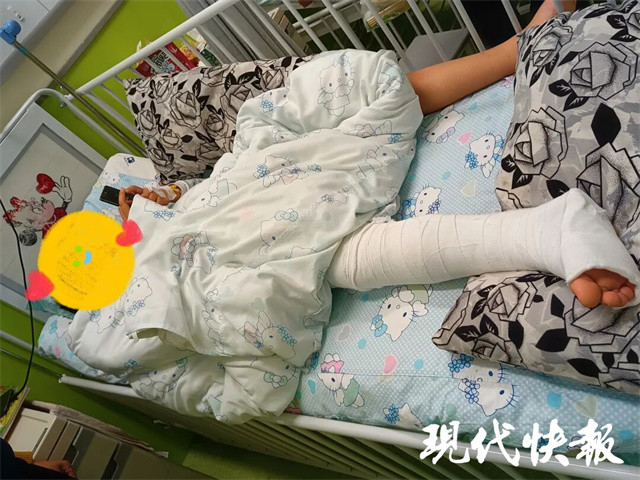 女子还没进滑雪场就摔骨折,避免受伤要做好这5点