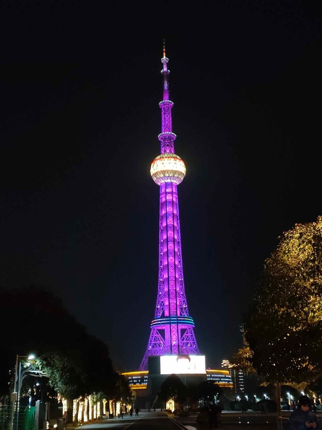 焦作广播电视塔为中国女足亮灯为焦作姑娘娄佳惠喝彩