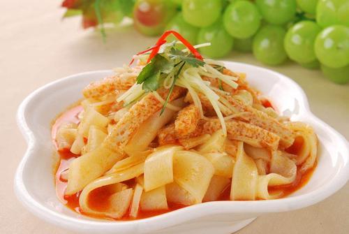 新疆凉皮子,征服味蕾,看着都流口水!|新疆|面筋|辣椒油|白芝麻|新疆凉