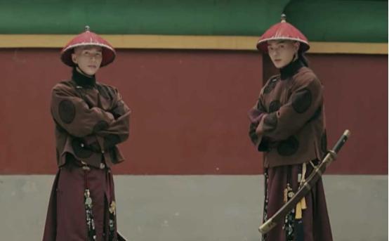 大家不妨回忆一下,以清朝为背景的古装电视剧,侍卫们的佩刀都是佩戴在