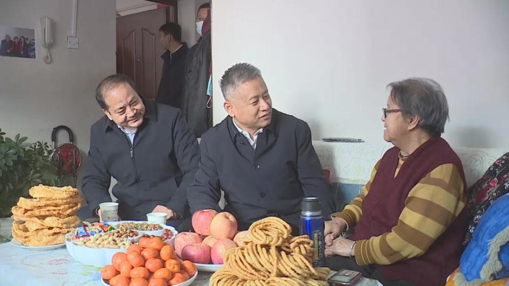 库车市领导春节前夕看望慰问各族干部群众_腾讯新闻