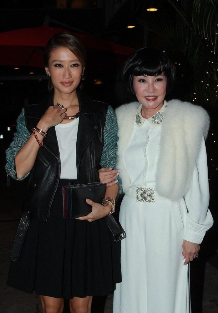 "拉姑"都70岁了,穿皮草马甲配白色连体裤不低调