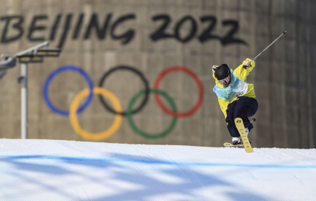 当日,北京2022年冬奥会自由式滑雪男子大跳台比赛在北京首钢滑雪大