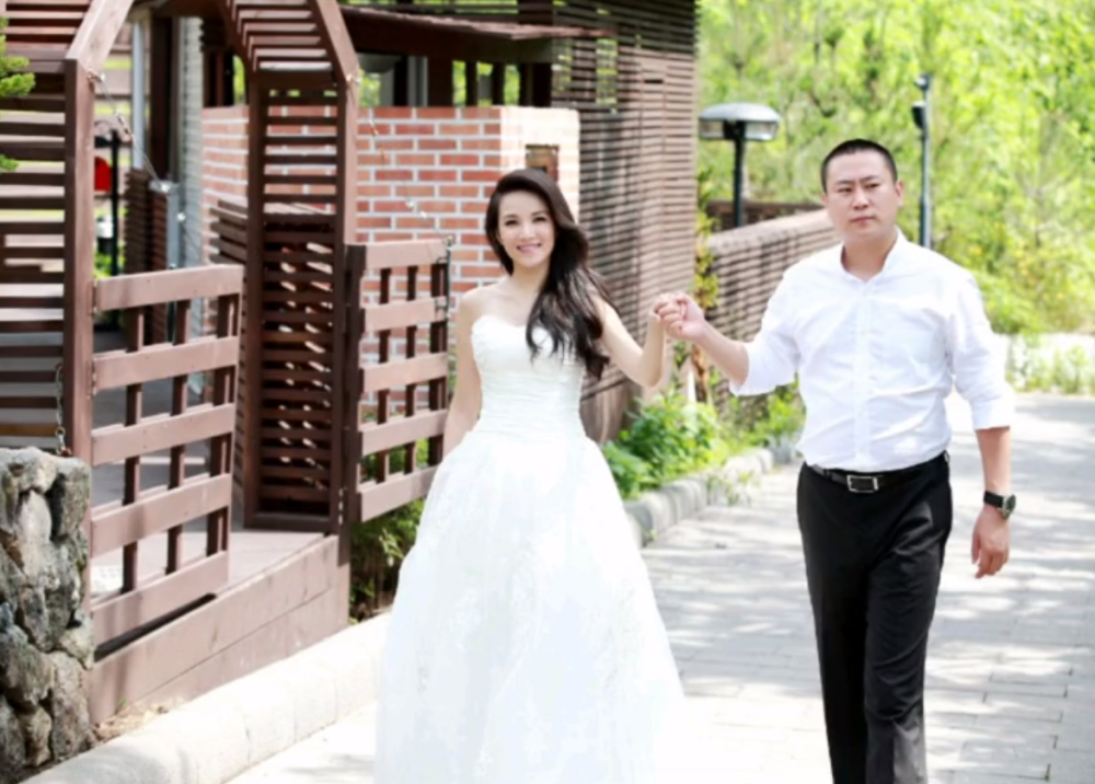 央视主持人管彤与老公庆祝结婚十周年,52岁老搭档亚宁惊喜现身