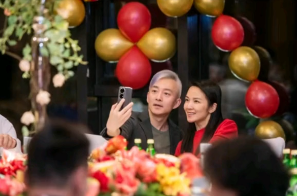 央视主持人管彤与老公庆祝结婚十周年52岁老搭档亚宁惊喜现身
