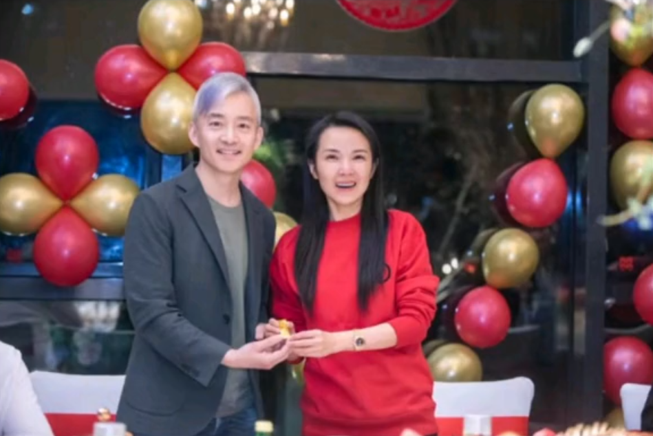 央视主持人管彤与老公庆祝结婚十周年52岁老搭档亚宁惊喜现身