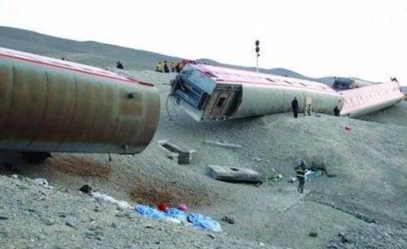 回顾2007年南疆线5807次列车被肆虐狂风造成的脱轨事故!_腾讯新闻