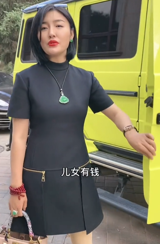 作为本山传媒旗下的美女小品演员,娇娇自入行以来便以火辣性格和娇嗲