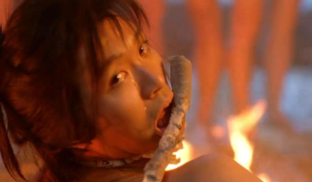 尤其是至尊宝想要反抗春三十娘却失败,裤裆反复着火被斧头帮众人用脚