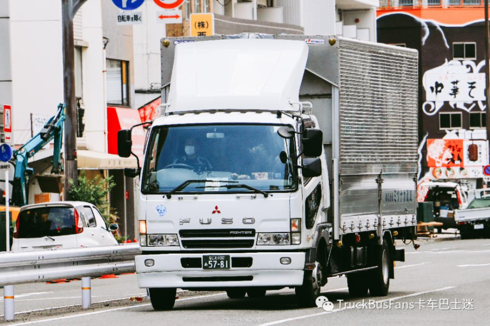 三菱fuso fighter中型卡車,鋁合金飛翼車廂,相對來說還是十分常見的.