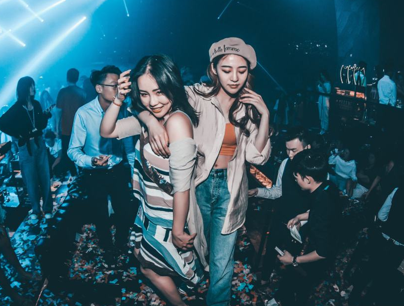 高三女生在夜店做高考题蹦迪学习两不误网友评论毫不留情