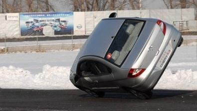 冬季路面有冰,车辆发生侧滑怎么办?