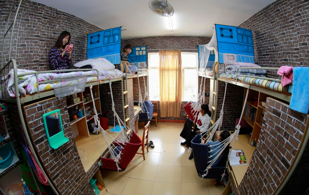 大学出现另类宿舍场景阴森光线昏暗考验胆量的时候到了