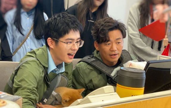 偶遇王宝强刘昊然滑雪被赞有天赋素颜出镜还能看见脸上胡茬