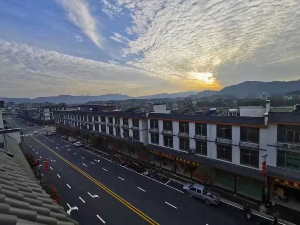 南康区龙回镇高标准建设美丽圩镇为乡村振兴添活力增动力