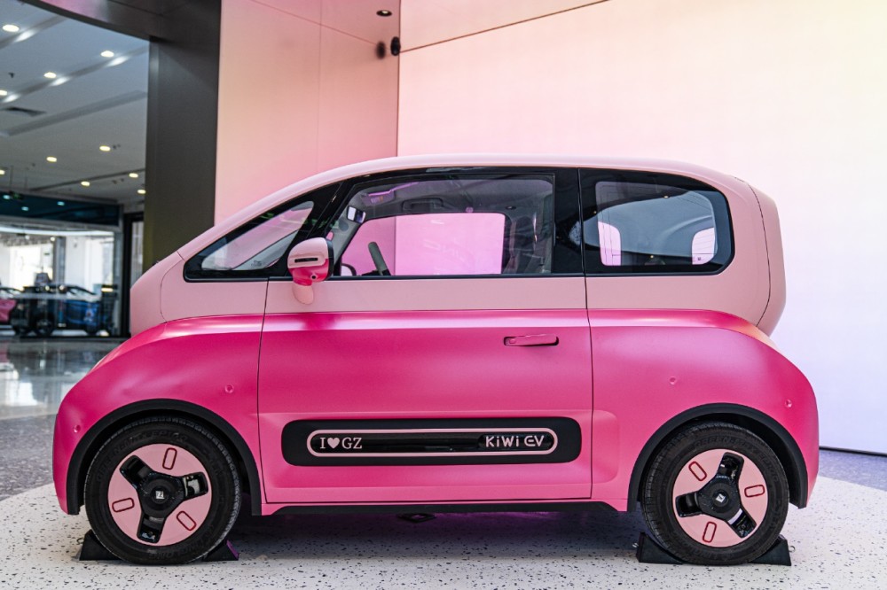 时尚性能颜值具备女生买电动汽车就选宝骏kiwiev