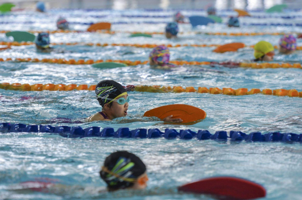 全面深化遵义市学校体育教学改革,推进中小学校游泳项目进课堂,确保