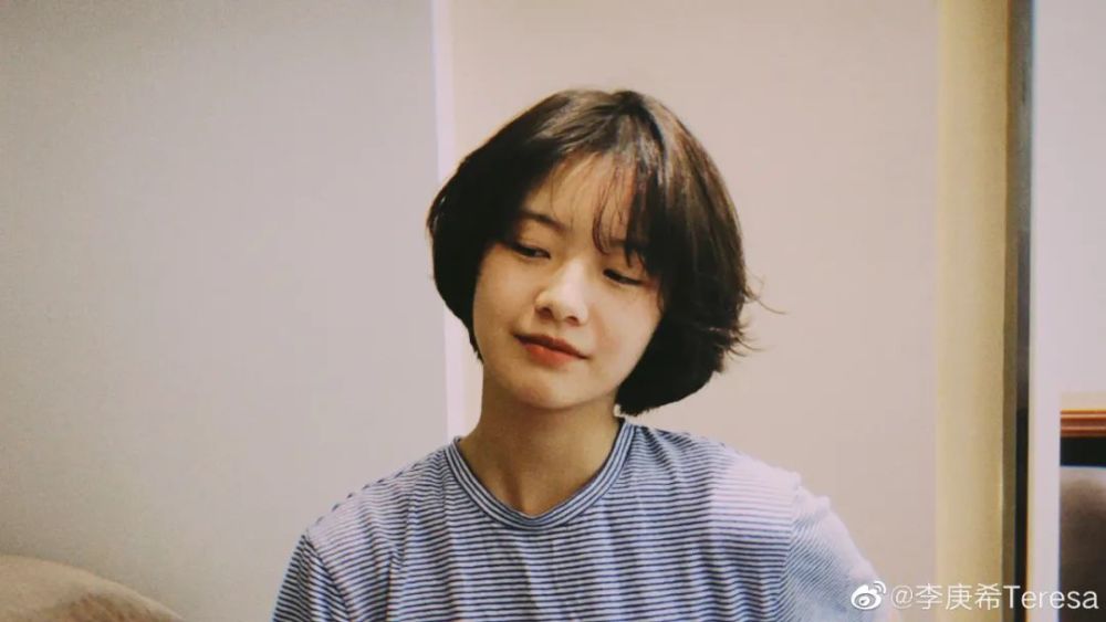 的初恋风,而是将酷酷的少年感无限放大, 短发从中段开始就剪出层次,不