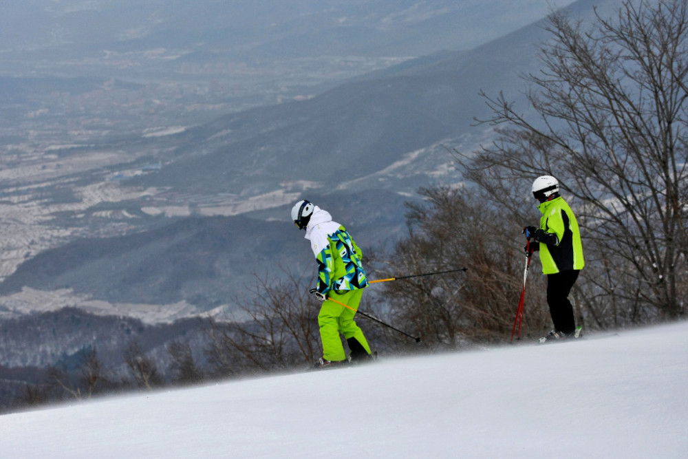 吉林萬科松花湖滑雪場內的滑雪遊客 記者 陳晨 攝2月8日,國務院聯防聯