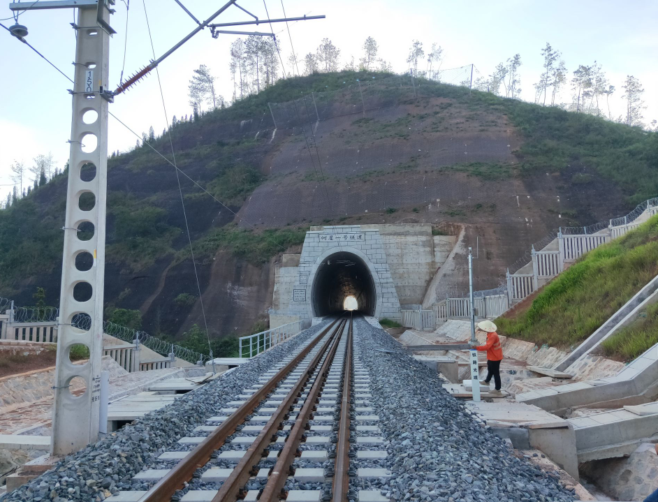 兴泉铁路三阳隧道图片