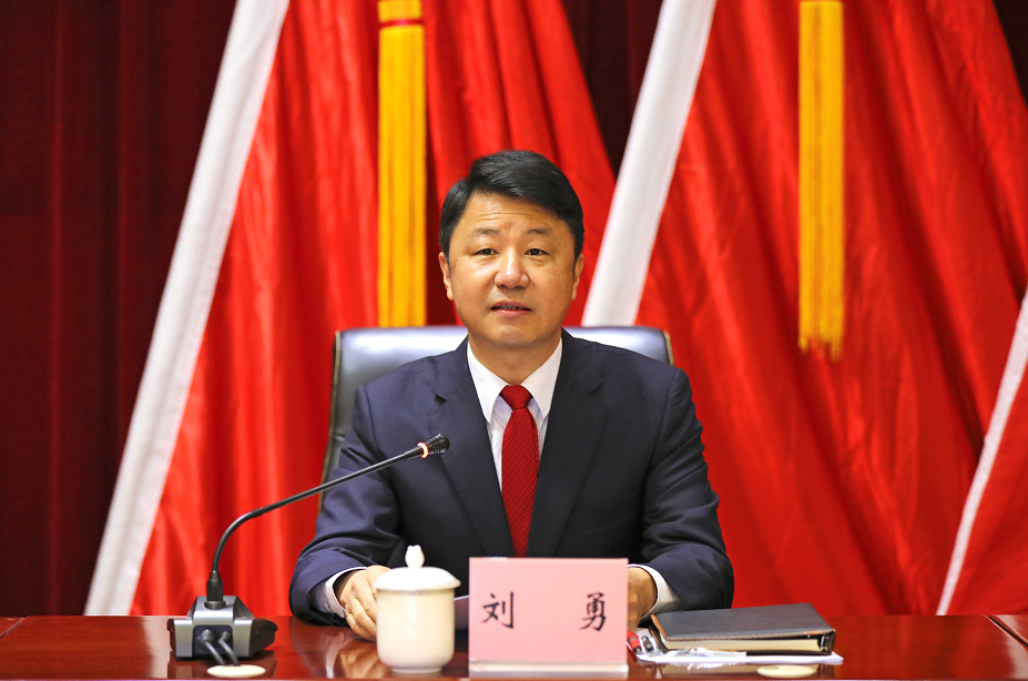 军分区党委第一书记刘勇作表态发言时表示坚决服从,完全拥护省军区