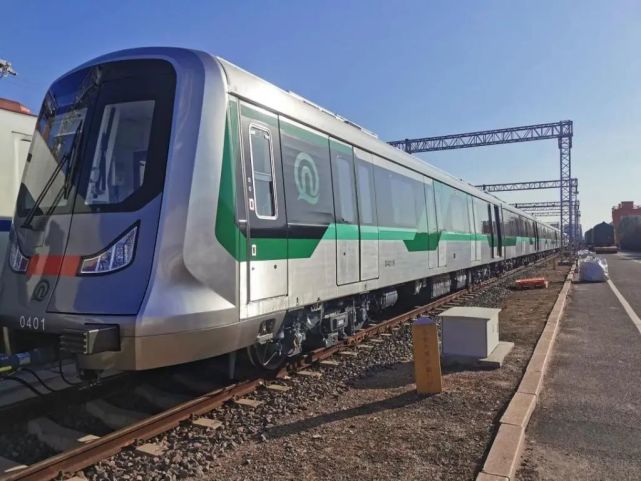 青蜂侠入列快来一睹能载客1900余人的青岛地铁4号线列车