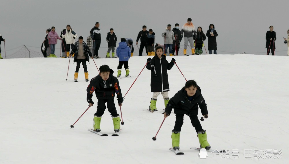 峻嶺裡是多麼耀眼潔白滑雪場魏巍孤峰山激情飛揚活力四射強體健身全