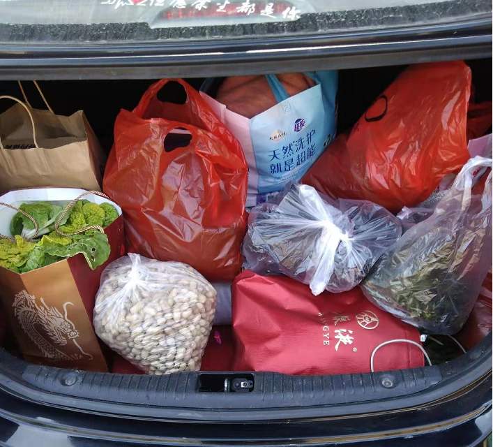 全都被满满当当地塞进狭小的后备箱里仔细观察爸妈给你准备的后备箱不