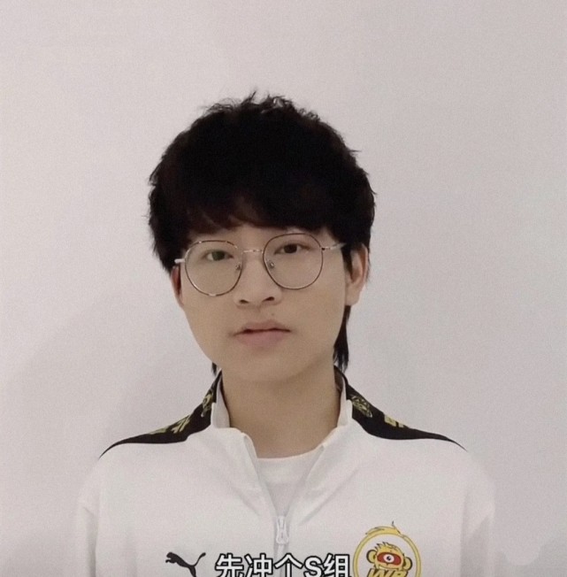 分别从武汉estarpro,深圳dyg,杭州lgd大鹅三家俱乐部中买下了梓墨