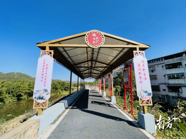 梅州市西阳镇"光伏长廊"已建好30米示范段.