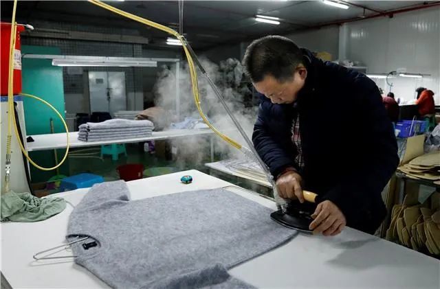 烫以及包装等工人们正对羊毛衫样品几台全自动电脑编织机飞速运转红果