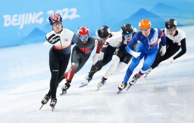 当日,北京2022年冬奥会短道速滑项目男子1500米四分之一决赛在首都