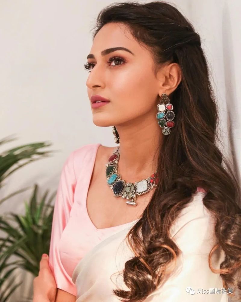 印度女演员自曝曾被羞辱演戏时在衣服下垫东西撑起丰满身材