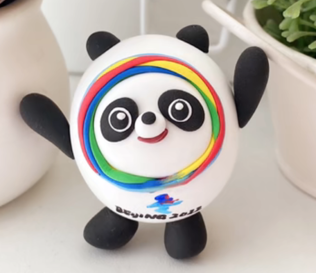 捏出了属于自己的冰墩墩有的用面塑,米塑或者橡皮泥