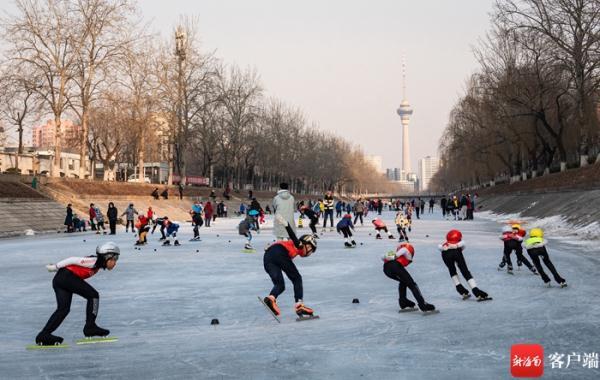 组图|北京市民体验滑"野冰"乐趣 演绎冬季运动热