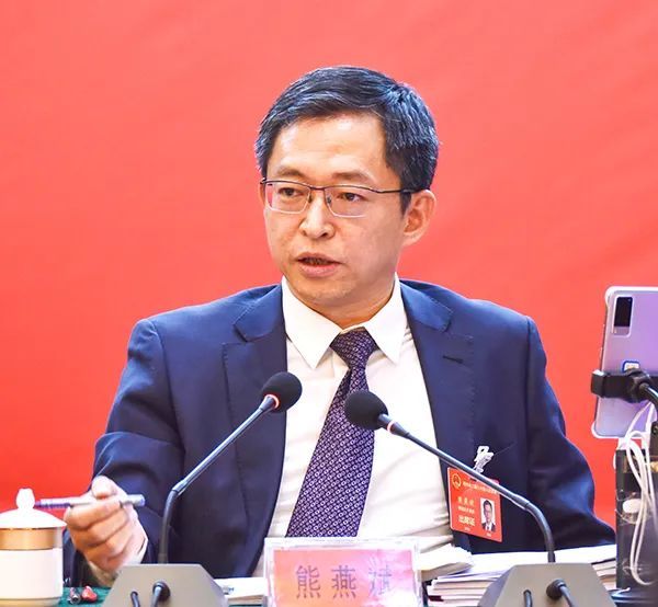 熊燕斌简历2021年2月,熊燕斌接任朔州市委书记.