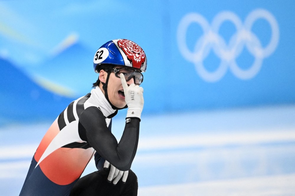 北京冬奥会短道速滑男子1500米韩国选手黄大宪夺冠