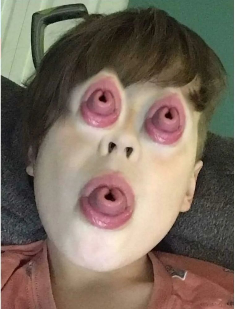 刚学会玩手机滤镜的孩子的作品儿子想扫描自己的脸当宝宝发现了婴儿